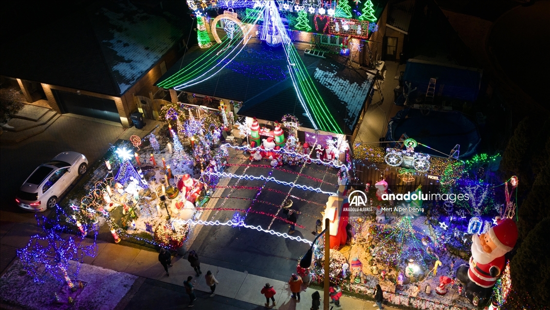Toronto'da hasta çocuklar için Noel zamanı ışıklandırılan 'DeSario' evi