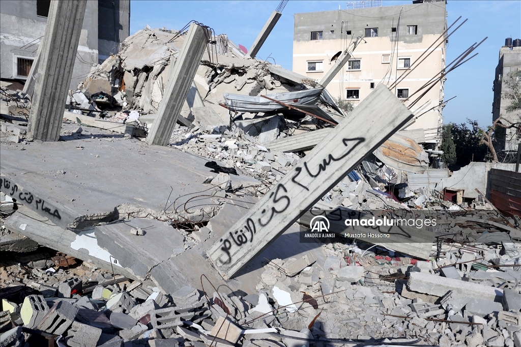 Gazze'de binlerce cansız beden enkaz altında