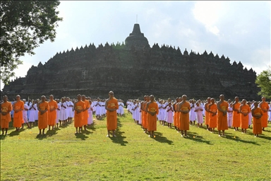 Индонезиските кандидати за монаси учествуваа на ритуалот Прадаксина во храмот Боробудур
