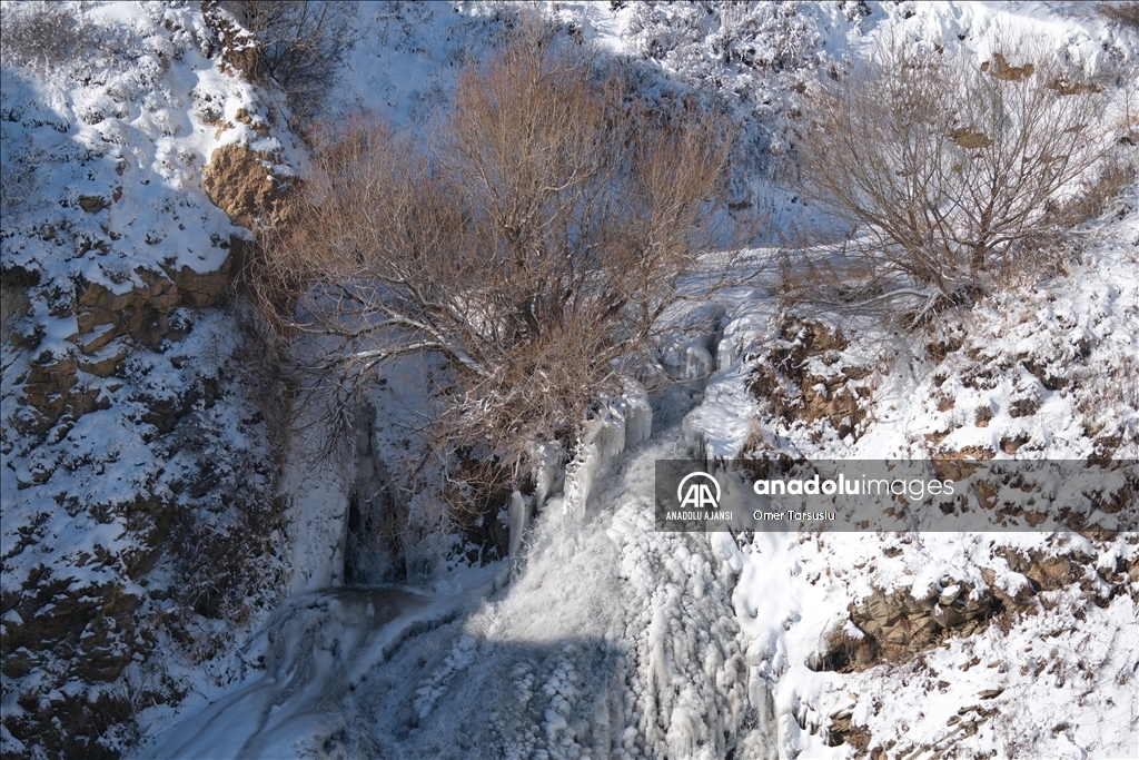 Kars'ta Susuz Şelalesi kısmen dondu