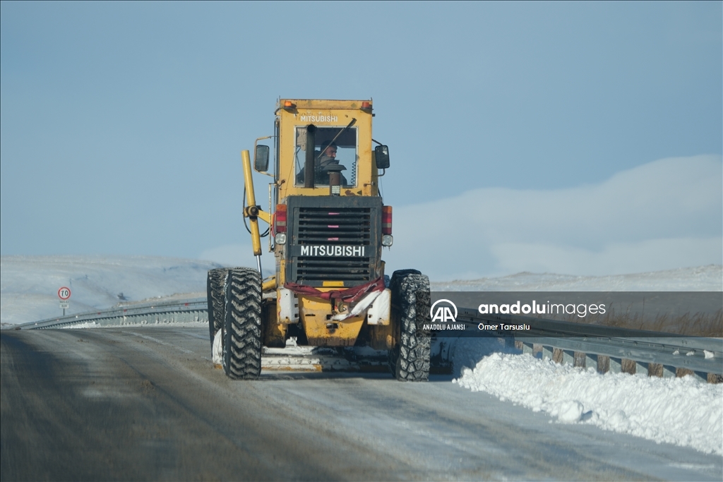 Kars'ta kar ve tipi ulaşımı aksattı