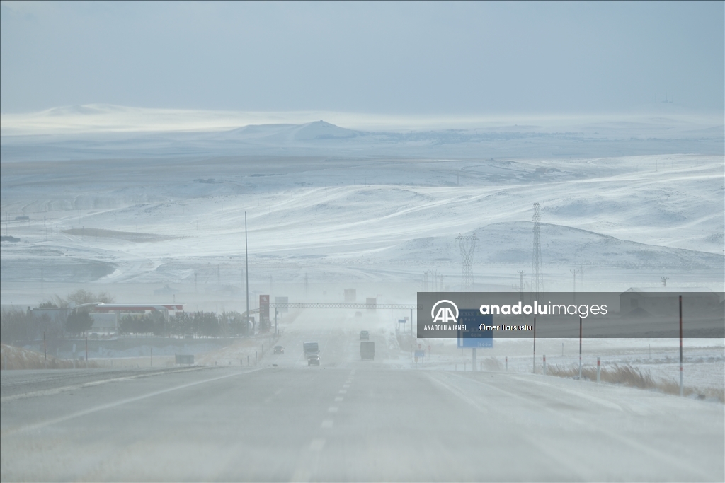 Kars'ta kar ve tipi ulaşımı aksatıyor
