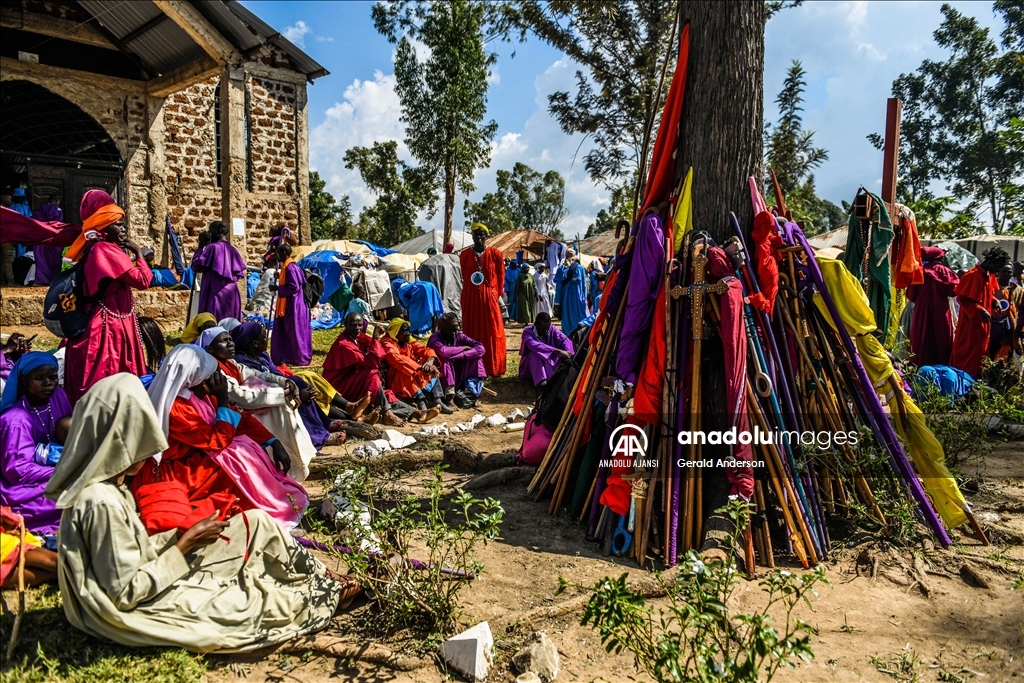 Kenya'da Legio Maria Kilise üyelerinin yürüyüşü