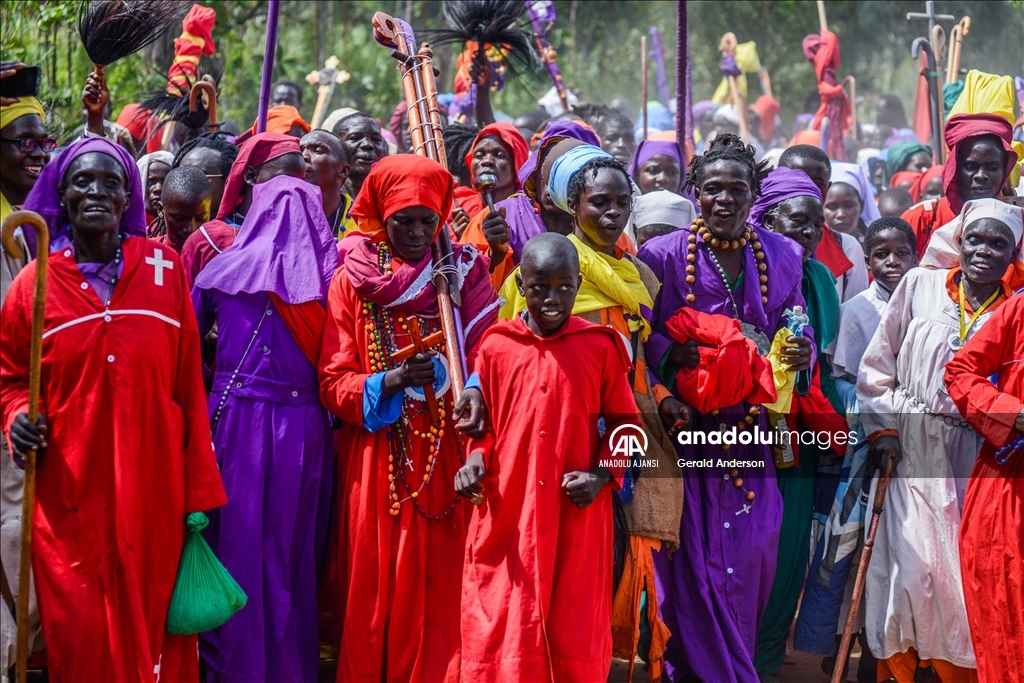 Kenya'da Legio Maria Kilise üyelerinin yürüyüşü