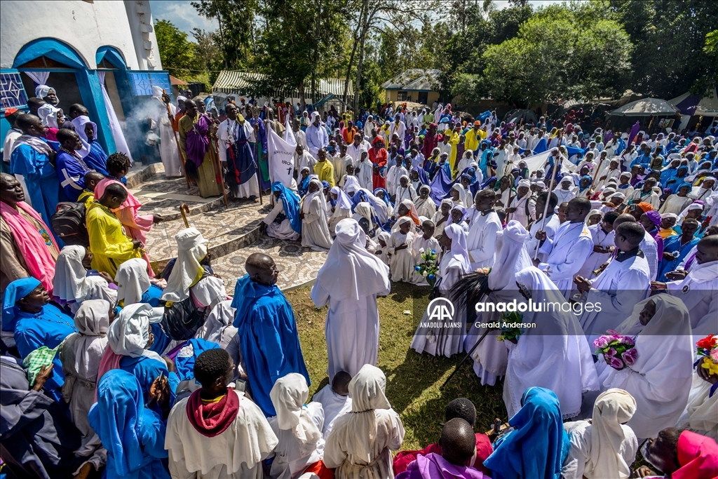 Kenya'da Legio Maria Kilise üyelerinin yürüyüşü