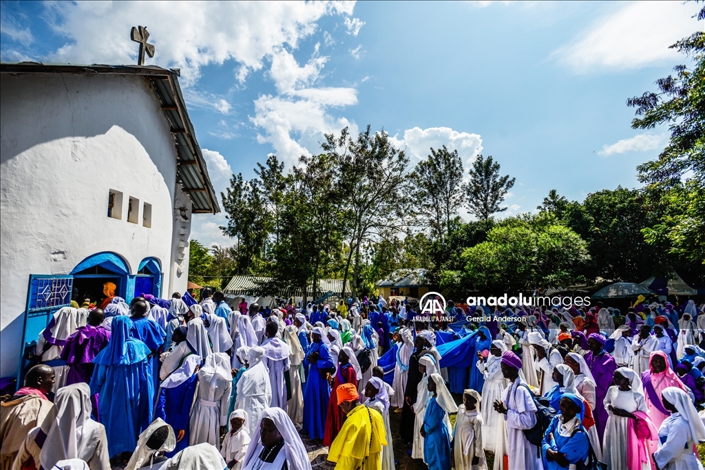Kenya'da Legio Maria Kilise üyelerinin yürüyüşü