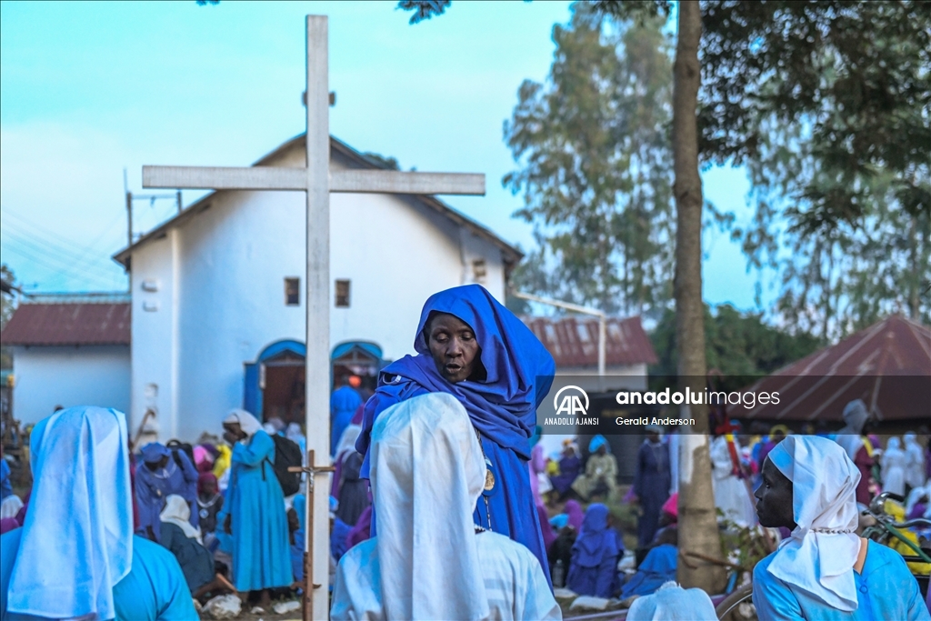 Kenya'da Legio Maria Kilise üyelerinin yürüyüşü