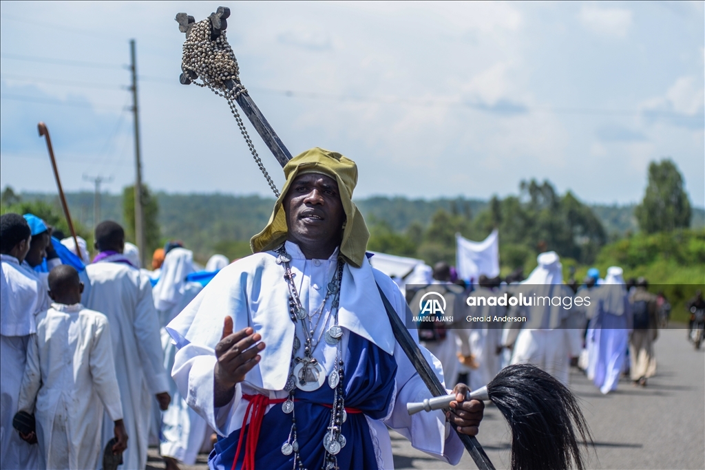 Kenya'da Legio Maria Kilise üyelerinin yürüyüşü