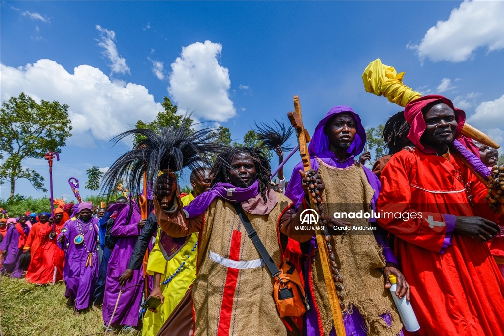 Kenya'da Legio Maria Kilise üyelerinin yürüyüşü