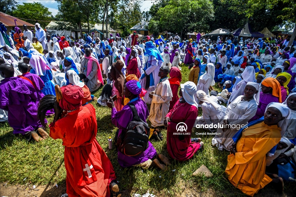 Kenya'da Legio Maria Kilise üyelerinin yürüyüşü