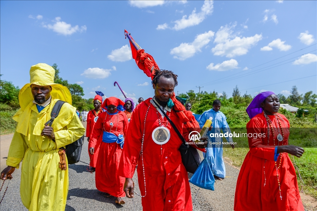 Kenya'da Legio Maria Kilise üyelerinin yürüyüşü