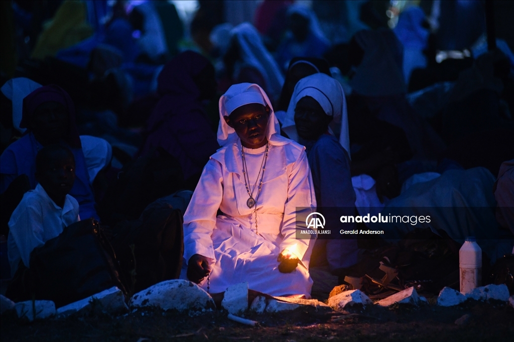Kenya'da Legio Maria Kilise üyelerinin Noel töreni