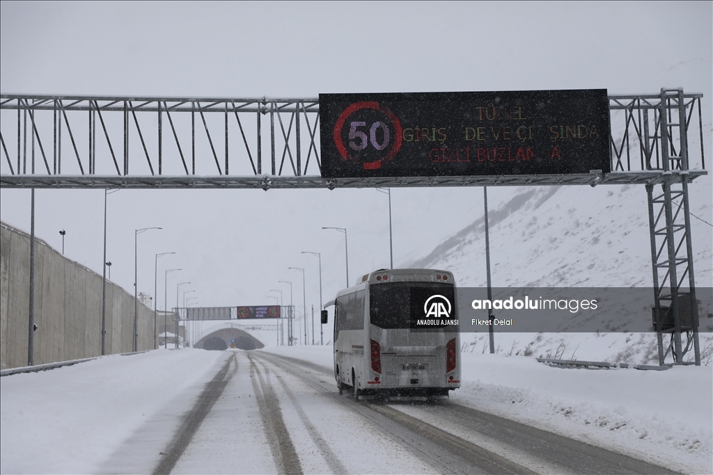 so-uk-hava-ve-kar-etkili-oldu-anadolu-ajans