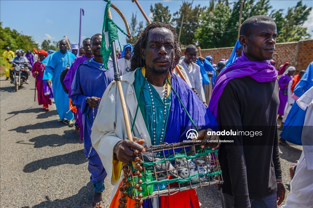 Kenya'da Legio Maria Kilise üyelerinin yürüyüşü