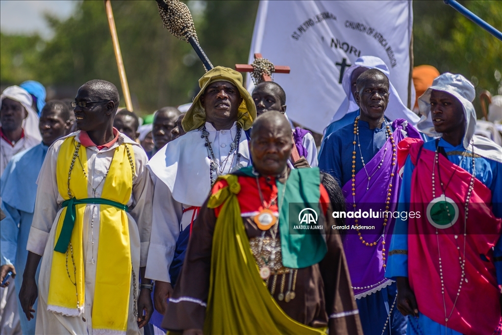 Kenya'da Legio Maria Kilise üyelerinin yürüyüşü