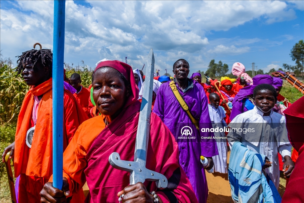 Kenya'da Legio Maria Kilise üyelerinin yürüyüşü
