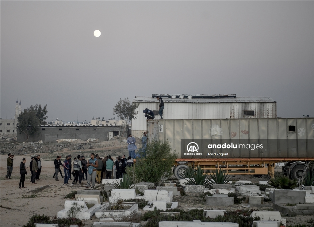  İsrail'in el koyduğu 80 Filistinliye ait cansız beden toplu mezara defnedildi