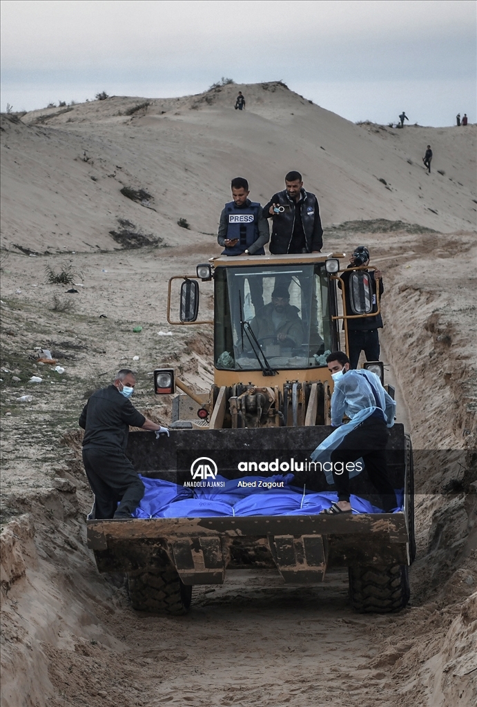  İsrail'in el koyduğu 80 Filistinliye ait cansız beden toplu mezara defnedildi