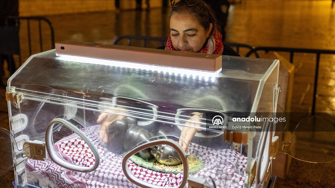 Palestinian artist Rana Bishara shows her solidarity with the Gazan children in Bethlehem