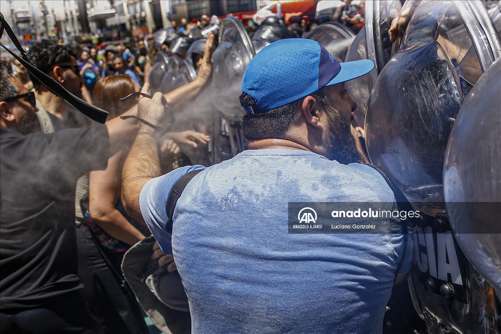 Arjantin'de yeni seçilen Javier Milei hükümetine karşı protestolar sürüyor