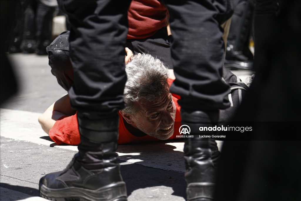 Arjantin'de yeni seçilen Javier Milei hükümetine karşı protestolar sürüyor
