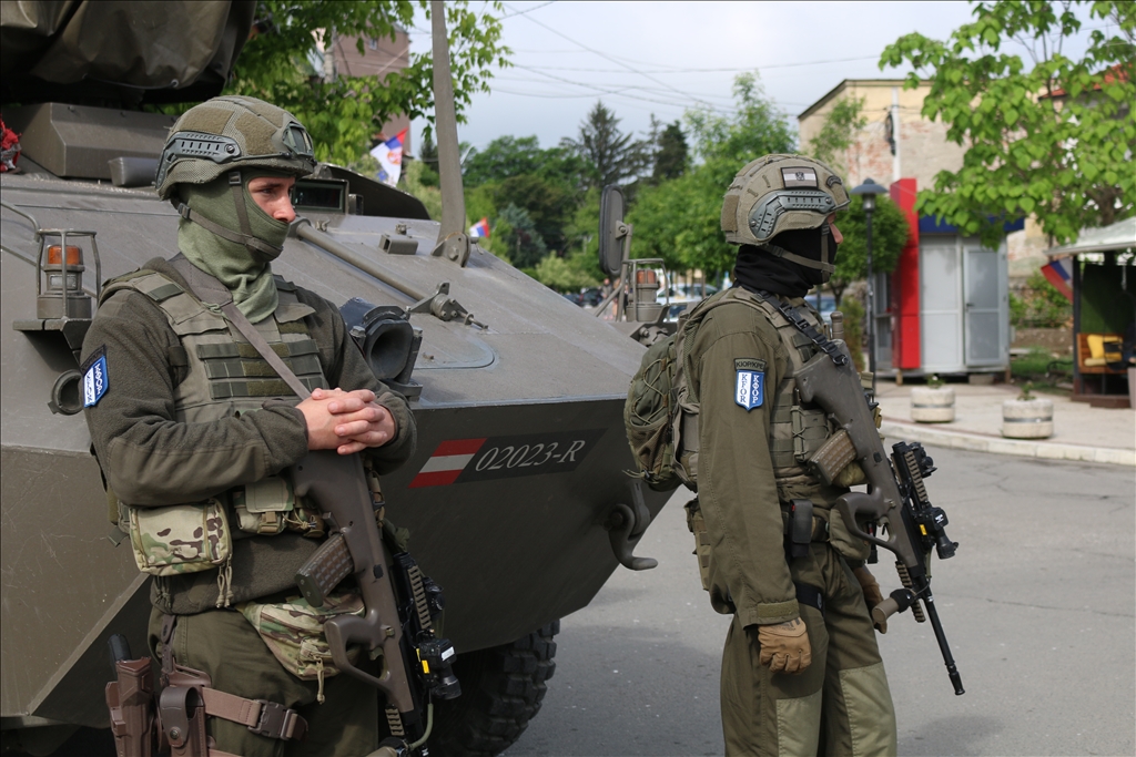 Kosovë, KFOR-i dislokohet në pesë lokacione të tjera në Zveçan, protestat vazhdojnë