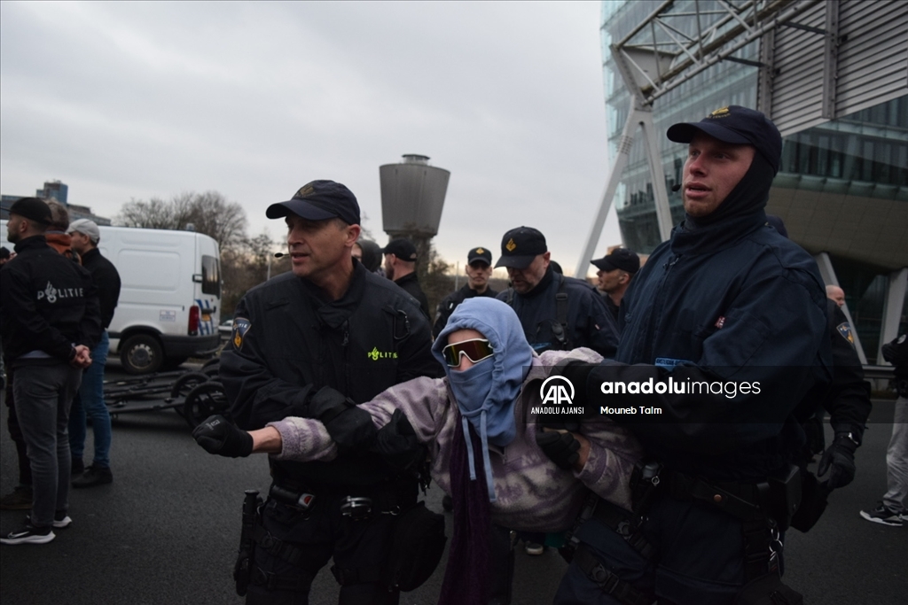 Hollanda'da iklim aktivistleri A10 otoyolunu kapattı