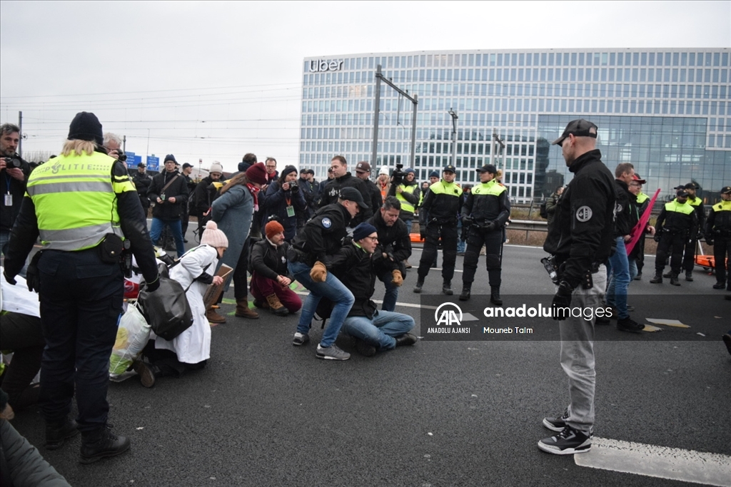 Hollanda'da iklim aktivistleri A10 otoyolunu kapattı