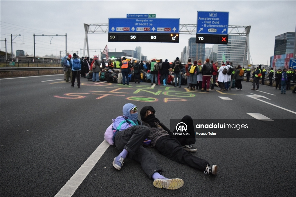 Hollanda'da iklim aktivistleri A10 otoyolunu kapattı