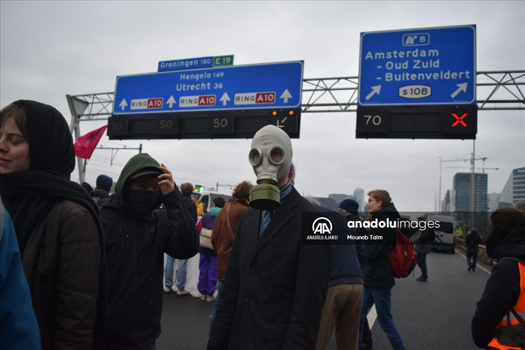 Hollanda'da iklim aktivistleri A10 otoyolunu kapattı