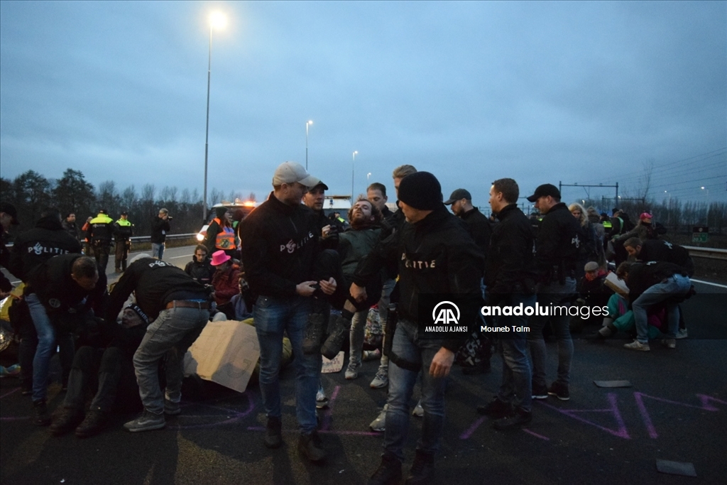 Hollanda'da iklim aktivistleri A10 otoyolunu kapattı