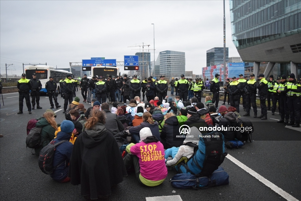 Hollanda'da iklim aktivistleri A10 otoyolunu kapattı