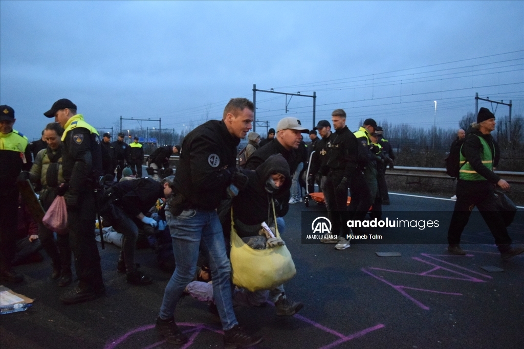 Hollanda'da iklim aktivistleri A10 otoyolunu kapattı
