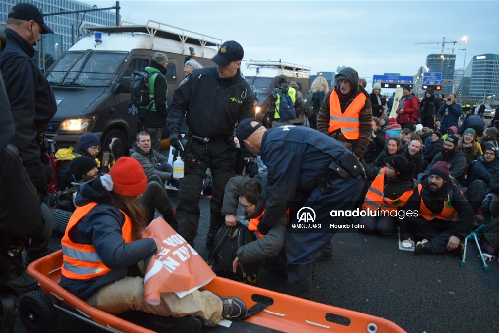 Hollanda'da iklim aktivistleri A10 otoyolunu kapattı