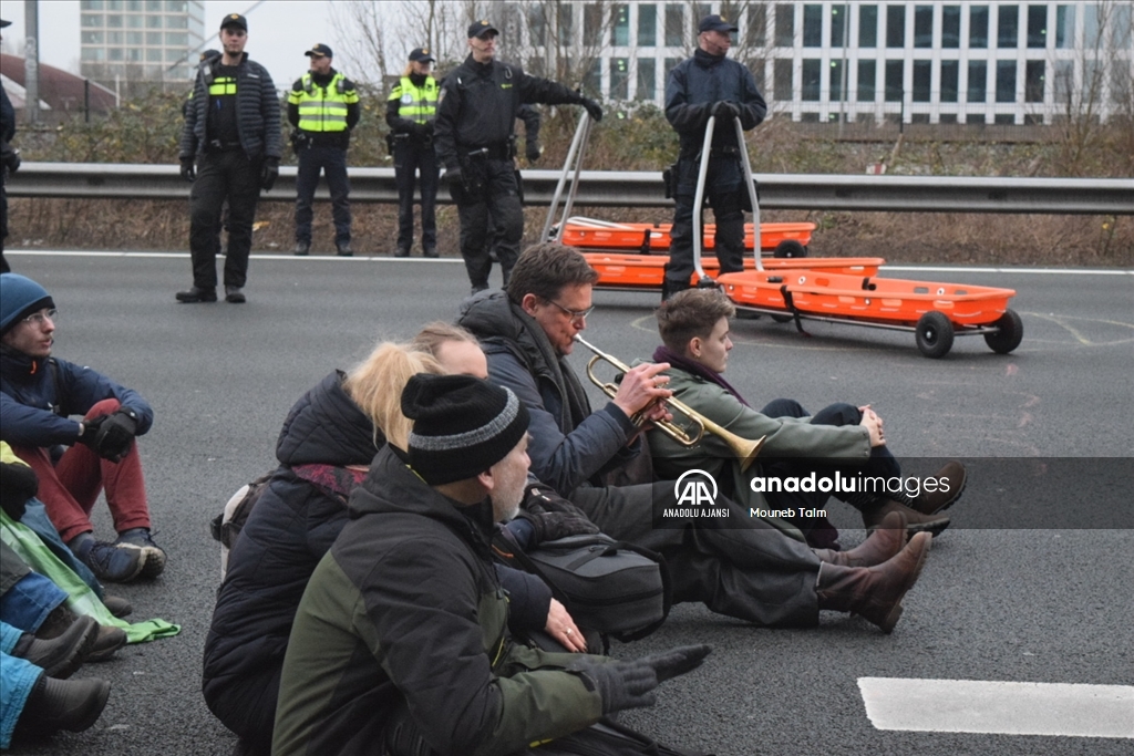 Hollanda'da iklim aktivistleri A10 otoyolunu kapattı