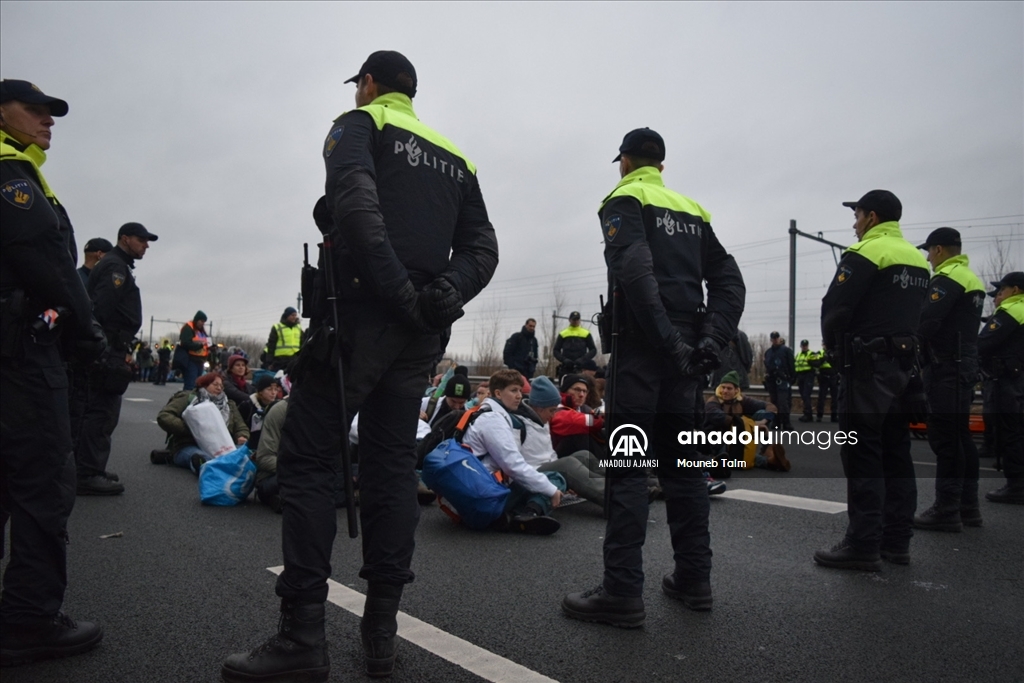Hollanda'da iklim aktivistleri A10 otoyolunu kapattı