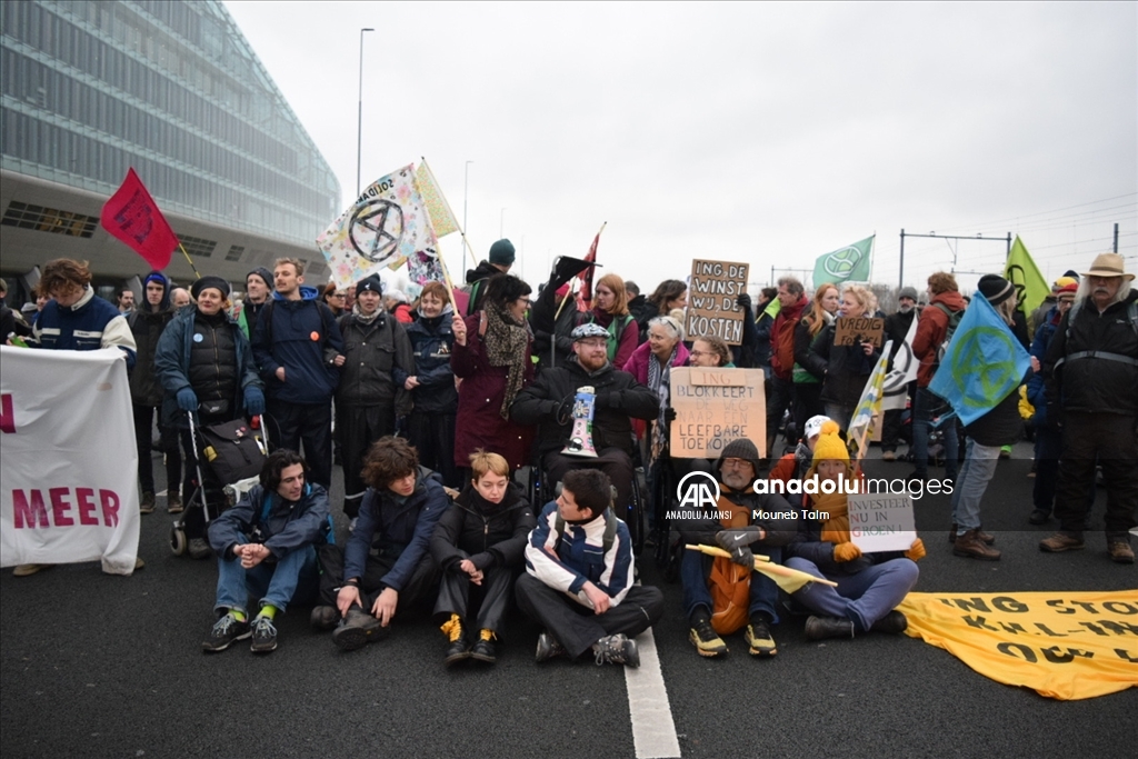 Hollanda'da iklim aktivistleri A10 otoyolunu kapattı