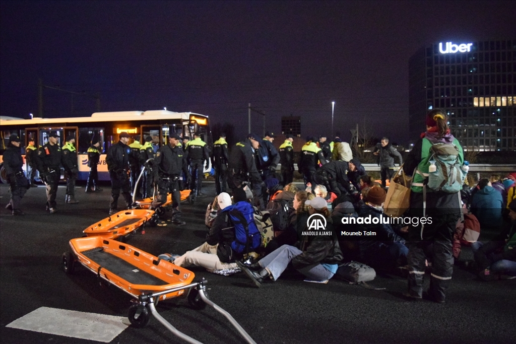 Hollanda'da iklim aktivistleri A10 otoyolunu kapattı