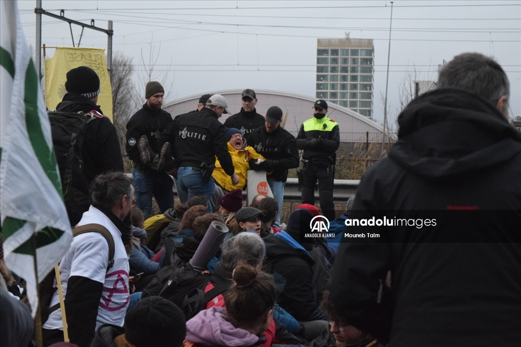 Hollanda'da iklim aktivistleri A10 otoyolunu kapattı