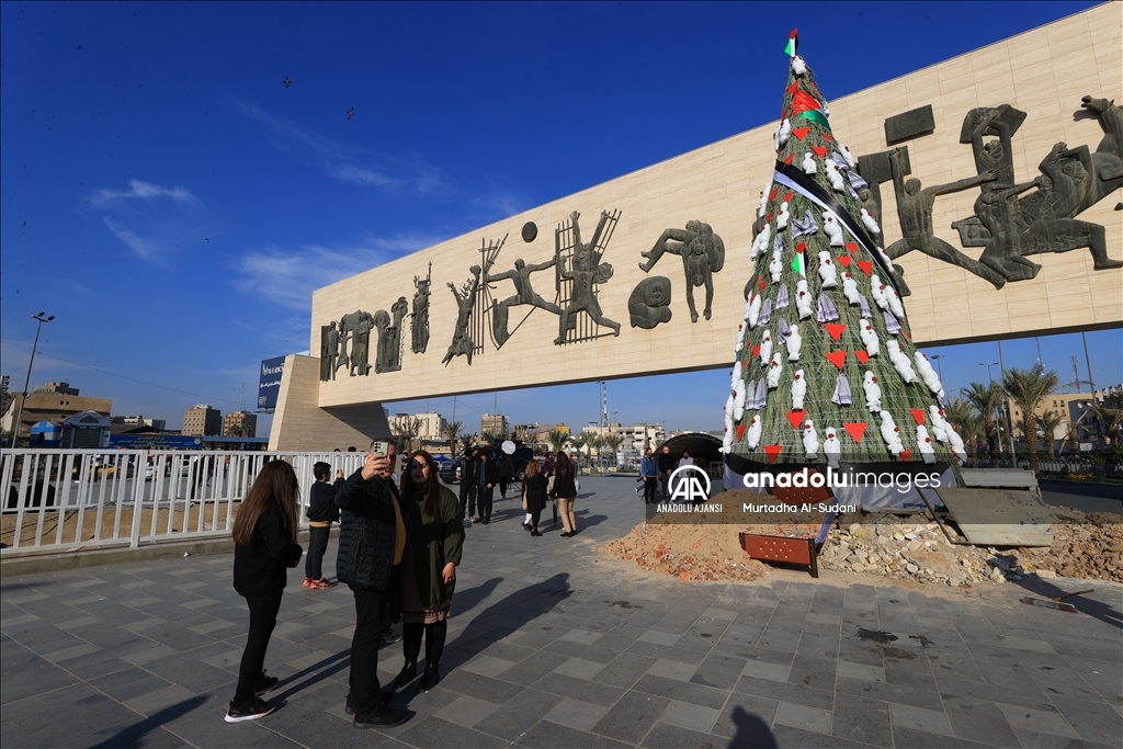 Bağdat'ta yılbaşı ağacına "kefenli çocuk maketleri" yerleştirildi