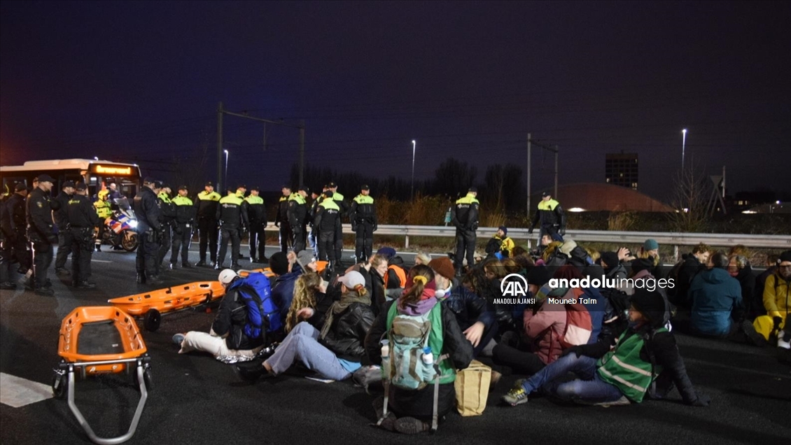 Hollanda'da iklim aktivistleri A10 otoyolunu kapattı