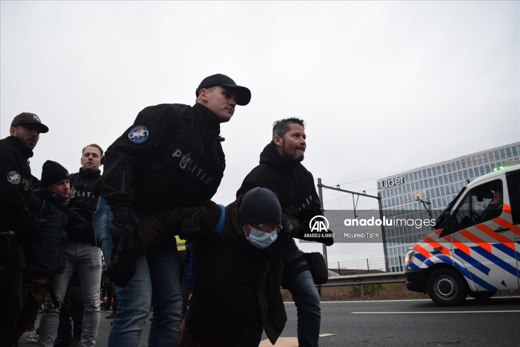 Hollanda'da iklim aktivistleri A10 otoyolunu kapattı