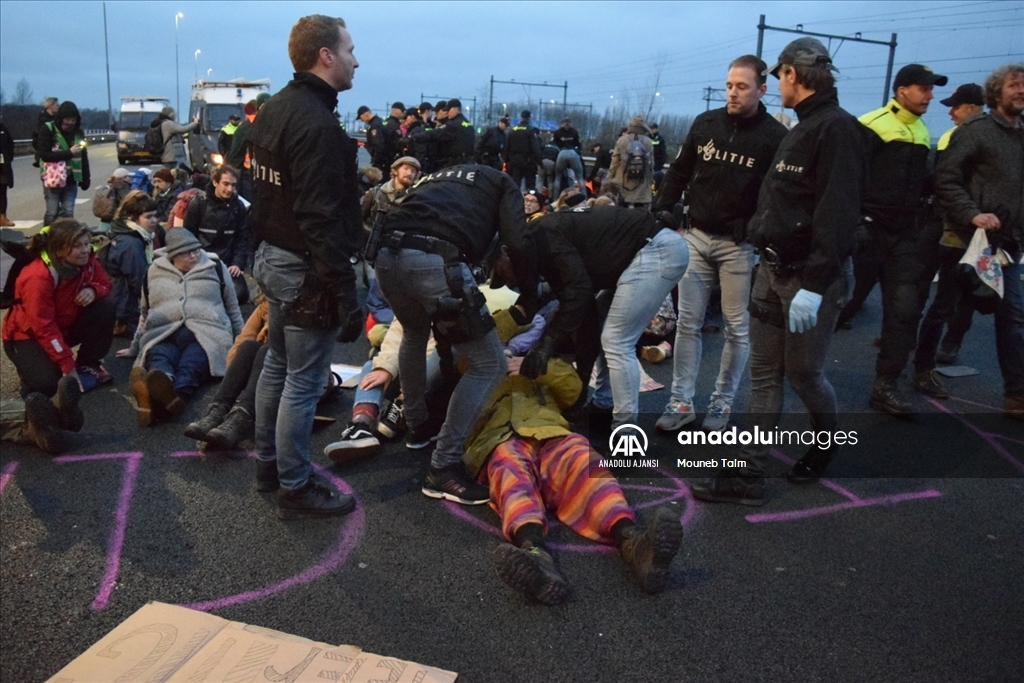 Hollanda'da iklim aktivistleri A10 otoyolunu kapattı