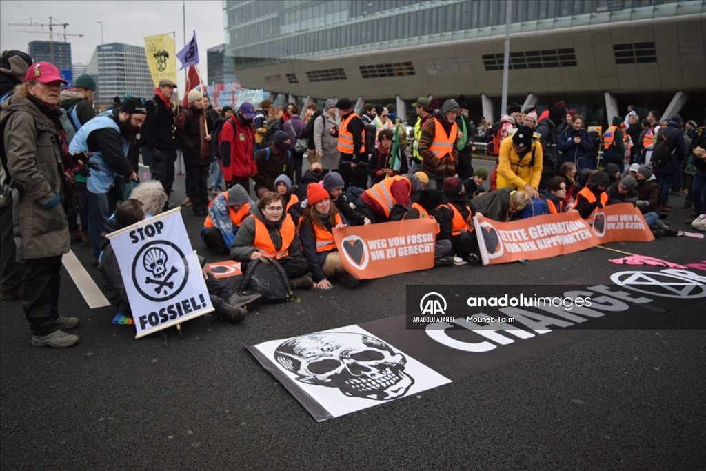 Hollanda'da iklim aktivistleri A10 otoyolunu kapattı