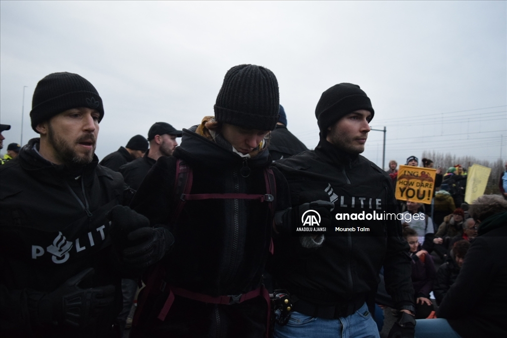Hollanda'da iklim aktivistleri A10 otoyolunu kapattı