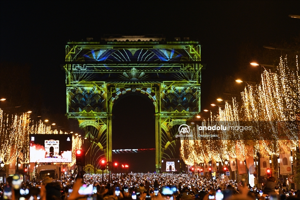 Paris'te yeni yıl kutlamaları