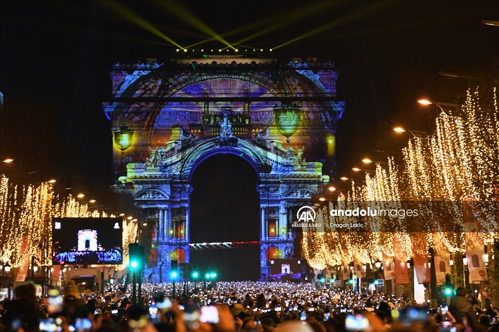Paris'te yeni yıl kutlamaları