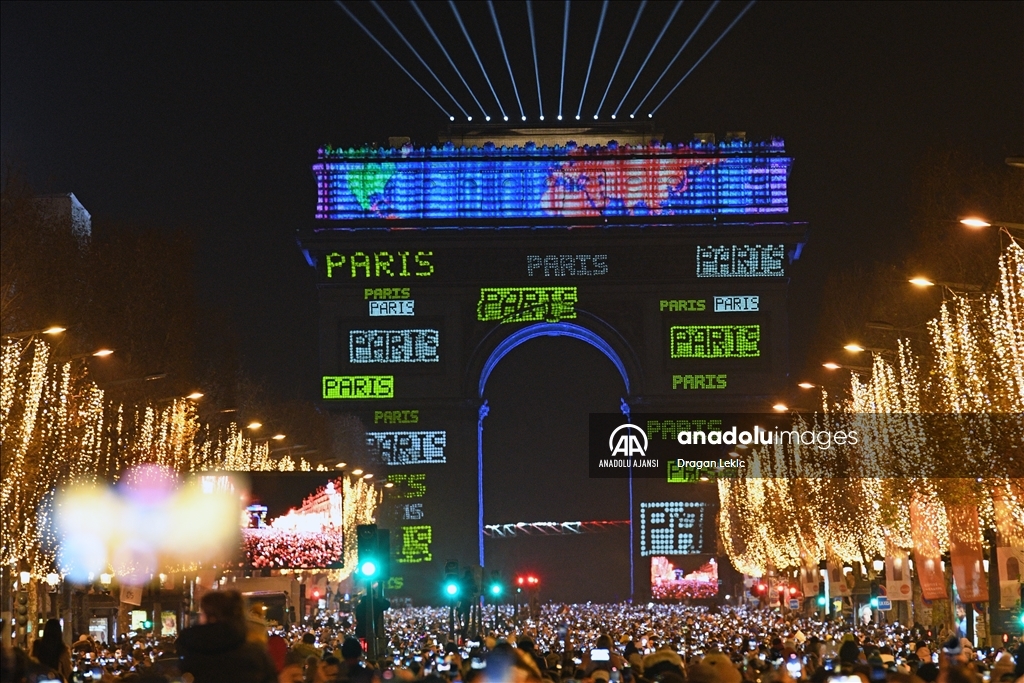 Paris'te yeni yıl kutlamaları