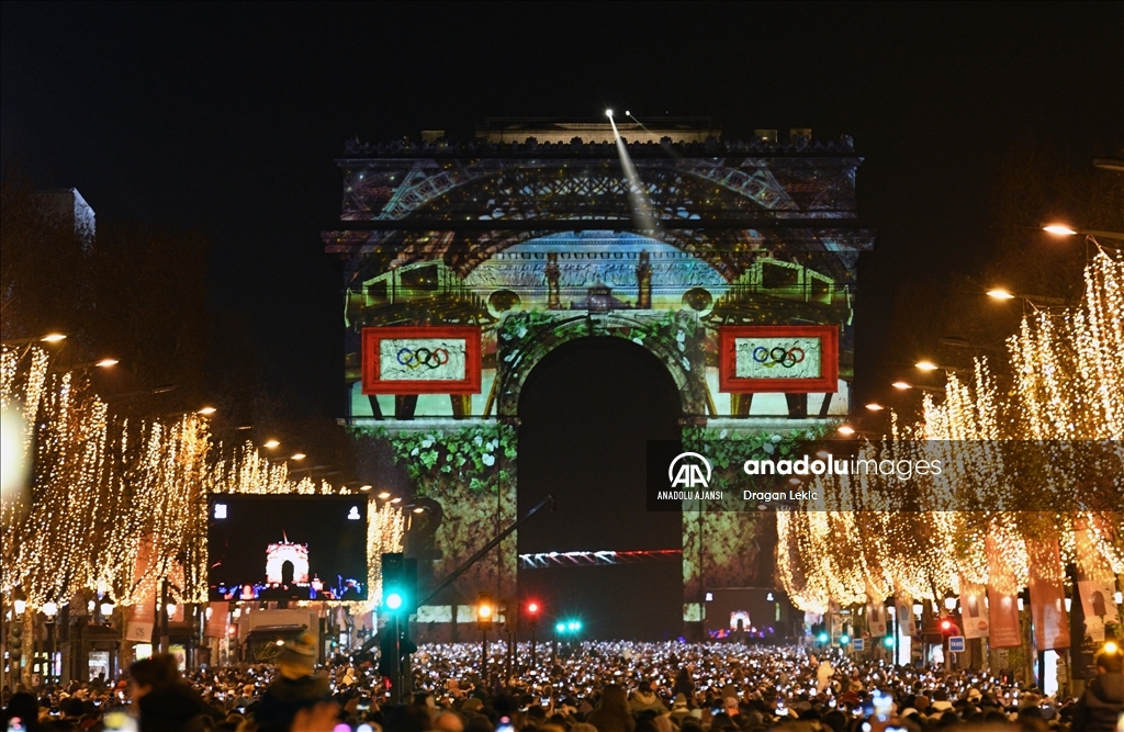Paris'te yeni yıl kutlamaları