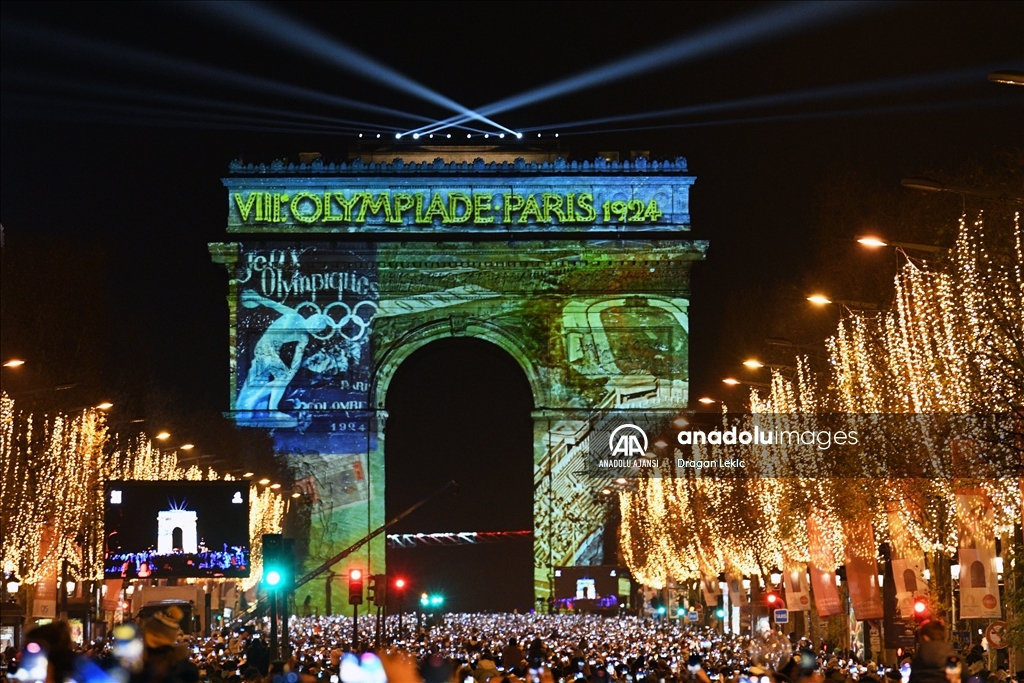 Paris'te yeni yıl kutlamaları